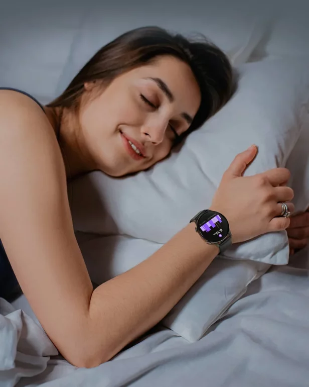 Haylou Solar Plus RT3 на руке спящей женщины