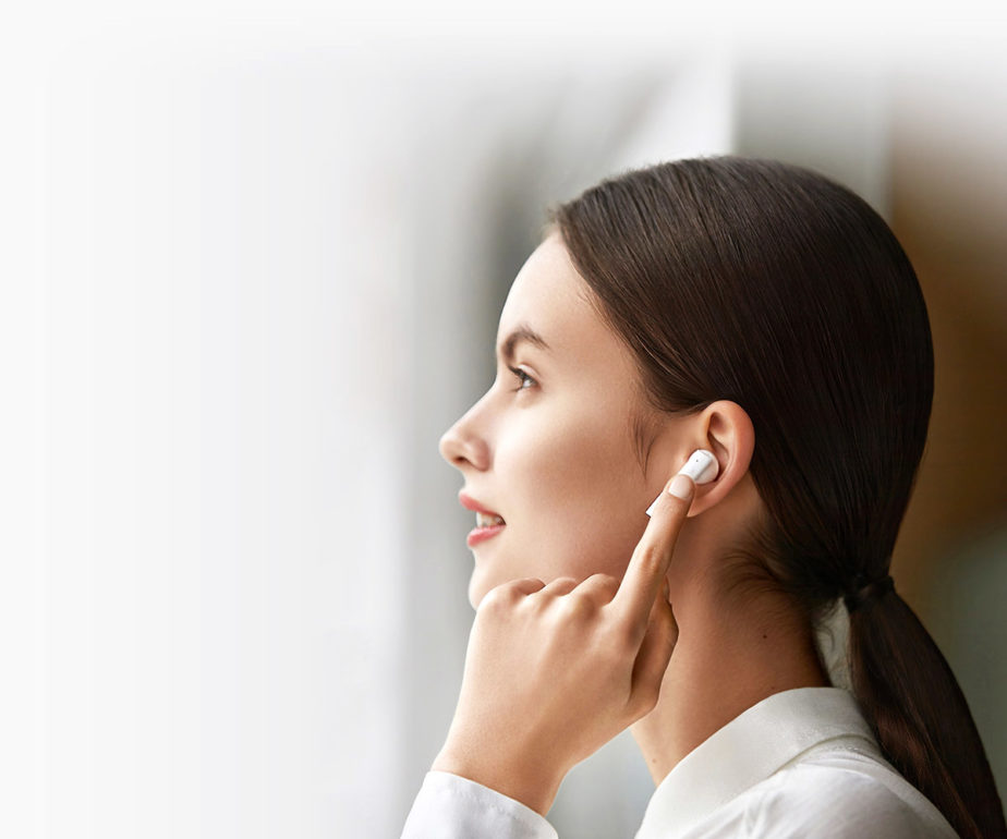 Беспроводные наушники Haylou MoriPods TWS розовый 39 Девушка касается Haylou MoriPods