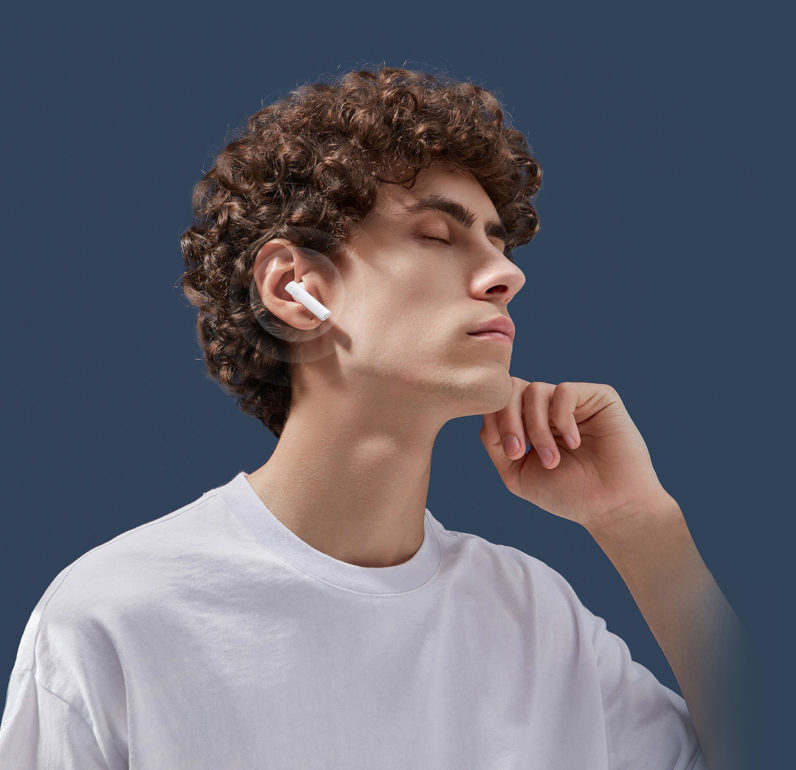 Беспроводные наушники Haylou MoriPods TWS розовый 24 Мужчина слушает Haylou MoriPods