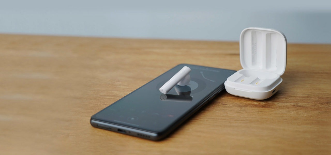 Беспроводные наушники Xiaomi HAYLOU GT6 TWS White 21 Белые наушники Haylou GT6 и смартфон