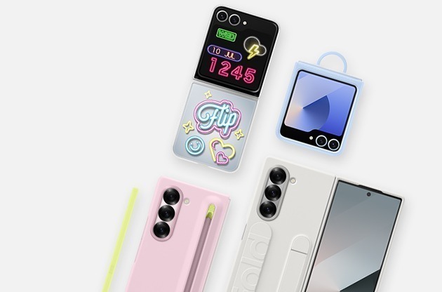 Расположенные горизонтально три Galaxy Z Flip6 и Galaxy Z Fold6 в чехлах различных цветов.