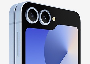 Крупный передний план слегка вращающегося сложенного Galaxy Z Flip6.
