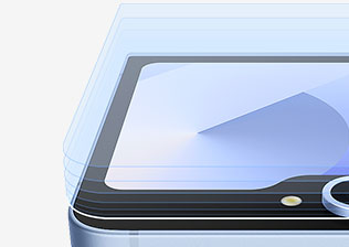 Вид крупным планом Flex Экрана Galaxy Z Flip6 с парящими над экраном защитными стеклами.