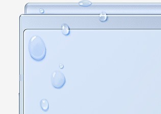 Крупный план угла Galaxy Z Flip6 с внешней стороны c каплями воды снаружи.