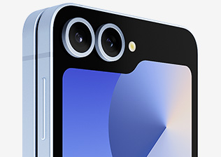 Крупный передний план слегка вращающегося сложенного Galaxy Z Flip6.