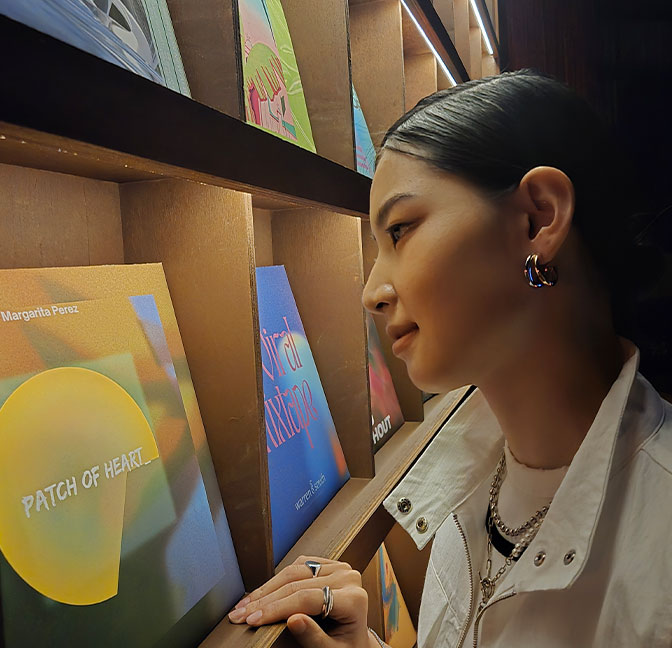 Фото сделано при слабом освещении, но цвета яркие и отличная детализация. 