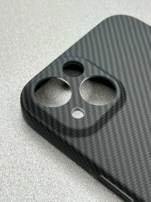 Чехол накладка Berila карбон для Iphone 15 black 1