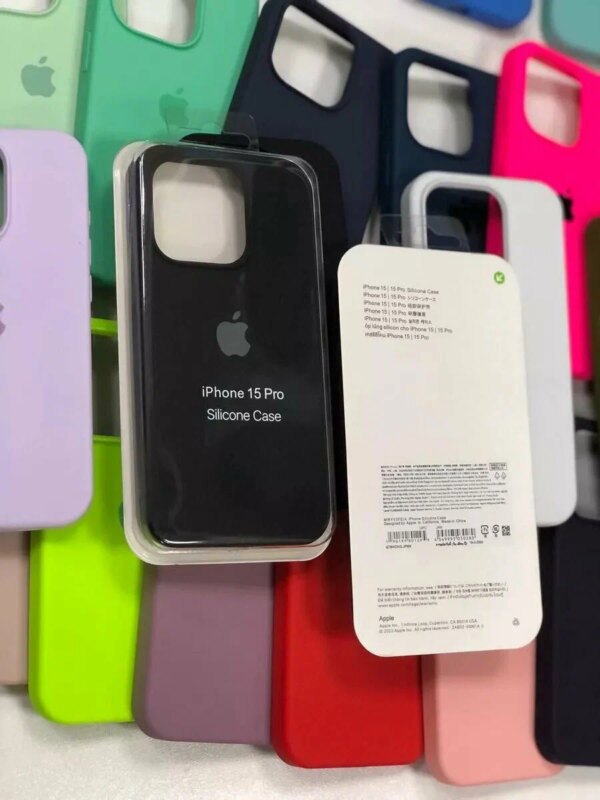 Накладка Silicone Case for iPhone 16 без логотипа красный 4