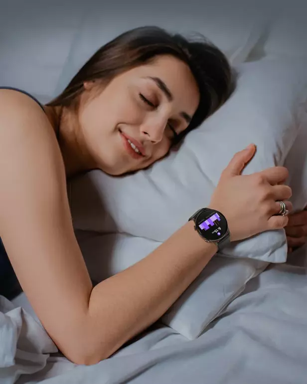 Haylou Solar Plus RT3 на руке спящей женщины