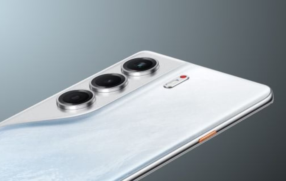 Смартфон TECNO Camon 40 Pro 8/256 Gb Sandy Titanium 26