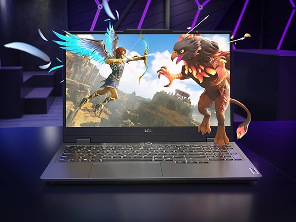 Игровой ноутбук Lenovo LOQ 15IAX9, вид спереди с открытой крышкой. На экране представлена сцена игрового сражения, участники которой словно выпрыгивают с экрана.